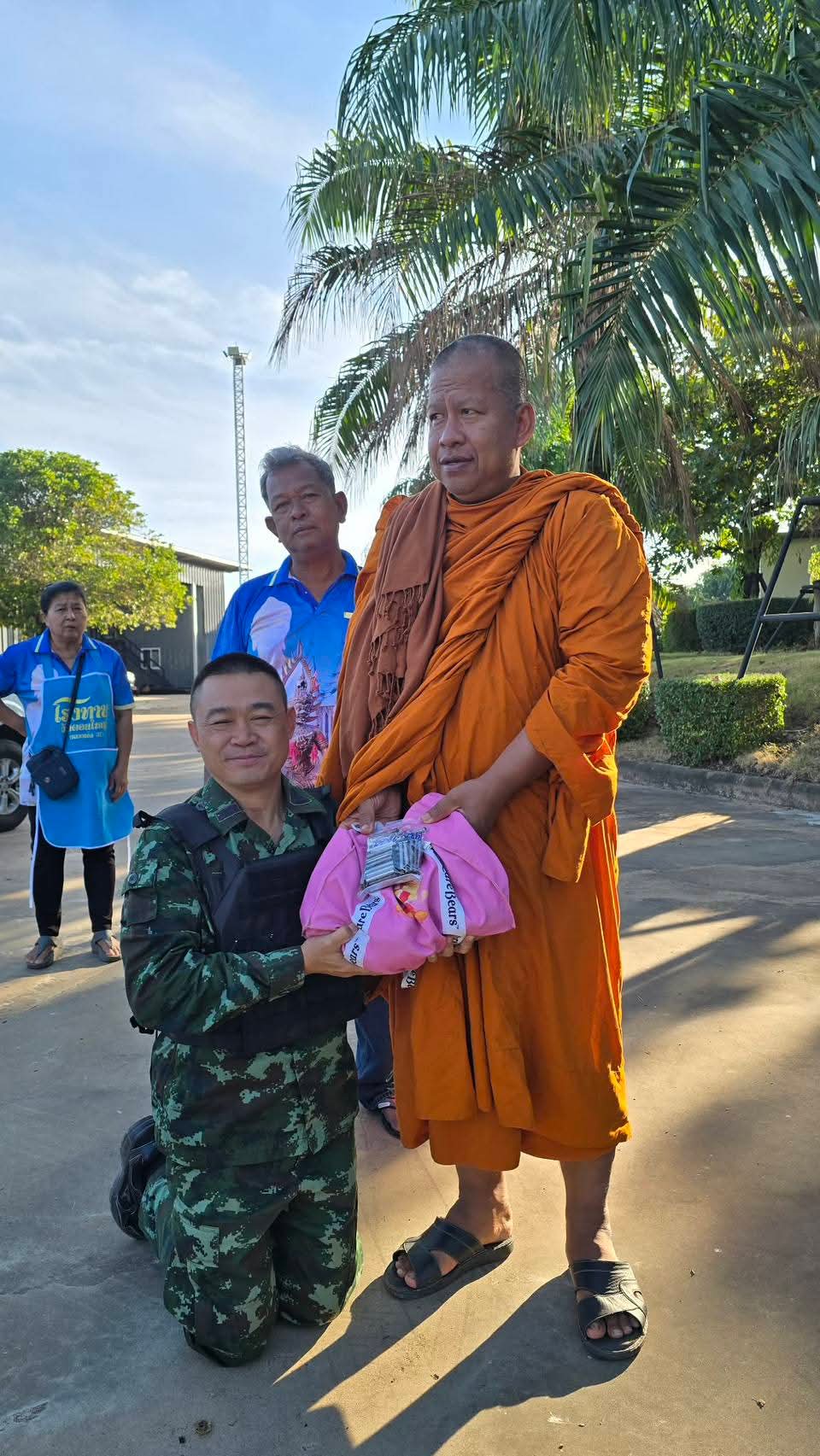 รูปย่อยที่ 3: ช่วยเหลือผู้ได้รับผลกระทบจากเหตุความไม่สงบตามแนวชายแดนไทยกัมพูชา