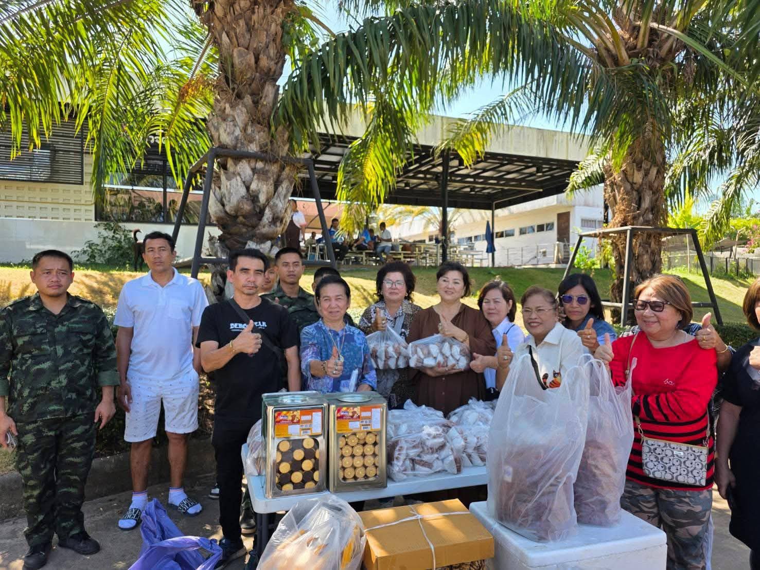 รูปย่อยที่ 2: ภารกิจช่วยเหลือร่วมส่งกำลังใจให้กับพี่น้องทหารผู้กล้าที่ปฏิบัติหน้าที่ตามแนวชายแดนไทยกัมพูชา