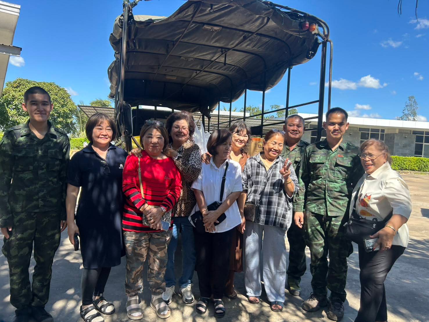 รูปย่อยที่ 4: ภารกิจช่วยเหลือร่วมส่งกำลังใจให้กับพี่น้องทหารผู้กล้าที่ปฏิบัติหน้าที่ตามแนวชายแดนไทยกัมพูชา