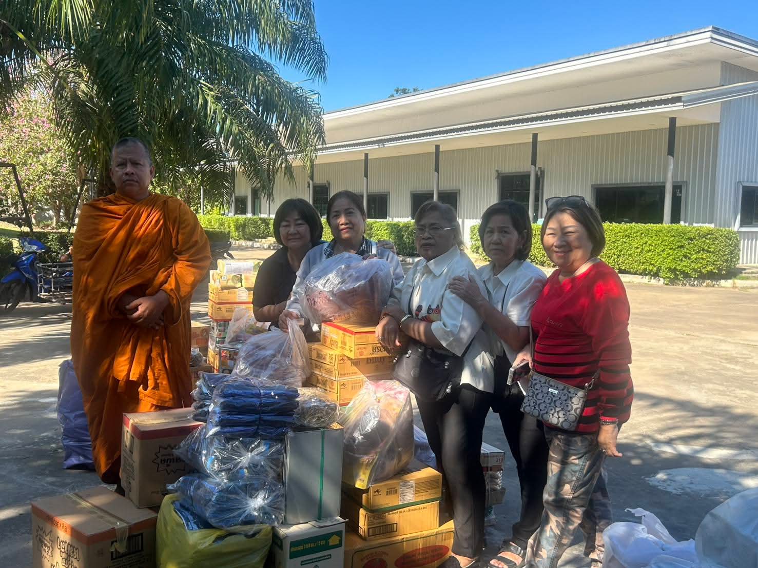 รูปย่อยที่ 5: ภารกิจช่วยเหลือร่วมส่งกำลังใจให้กับพี่น้องทหารผู้กล้าที่ปฏิบัติหน้าที่ตามแนวชายแดนไทยกัมพูชา