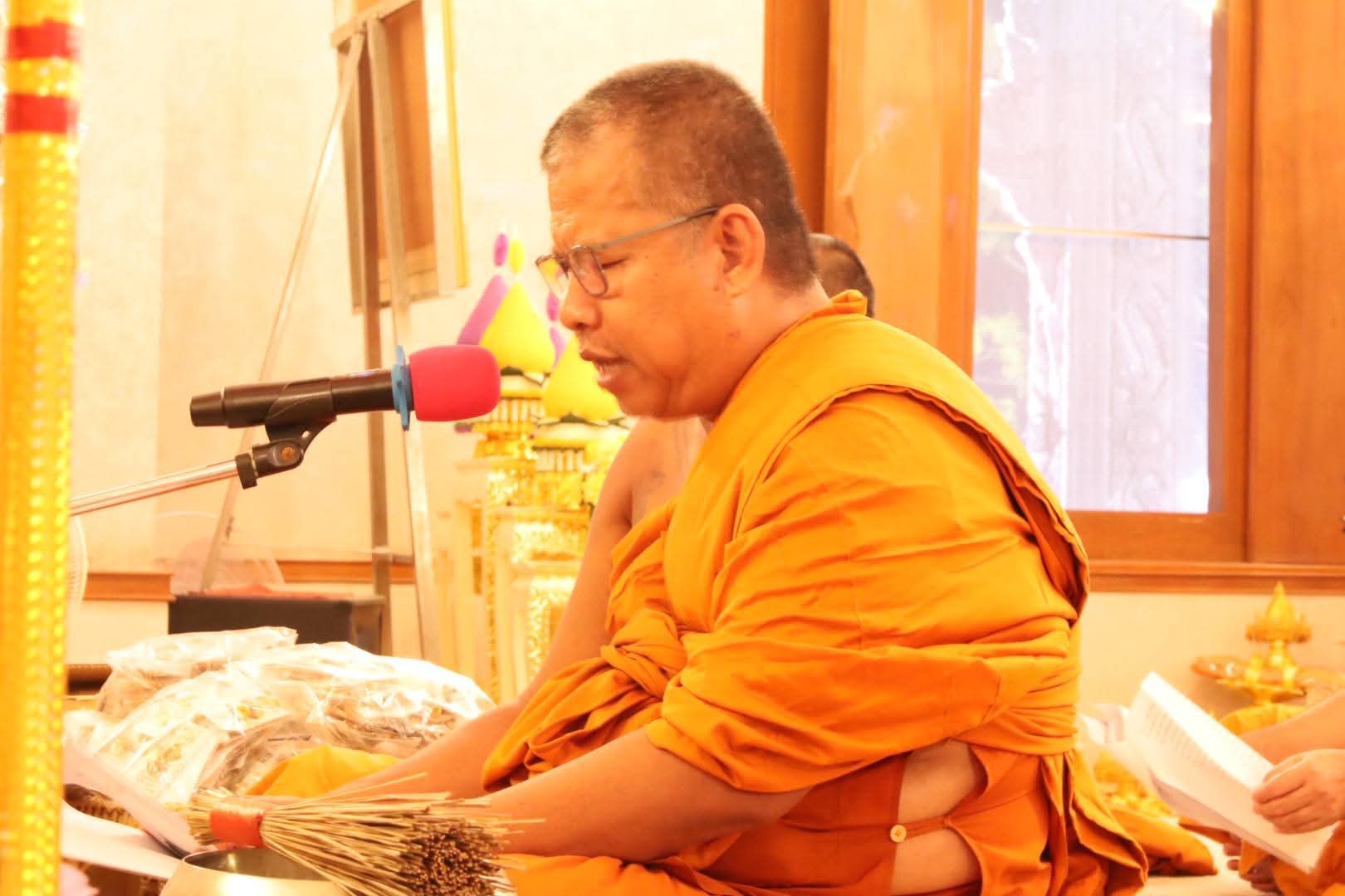 รูปย่อยที่ 2: บรรยากาศการสวดมนต์ข้ามปี