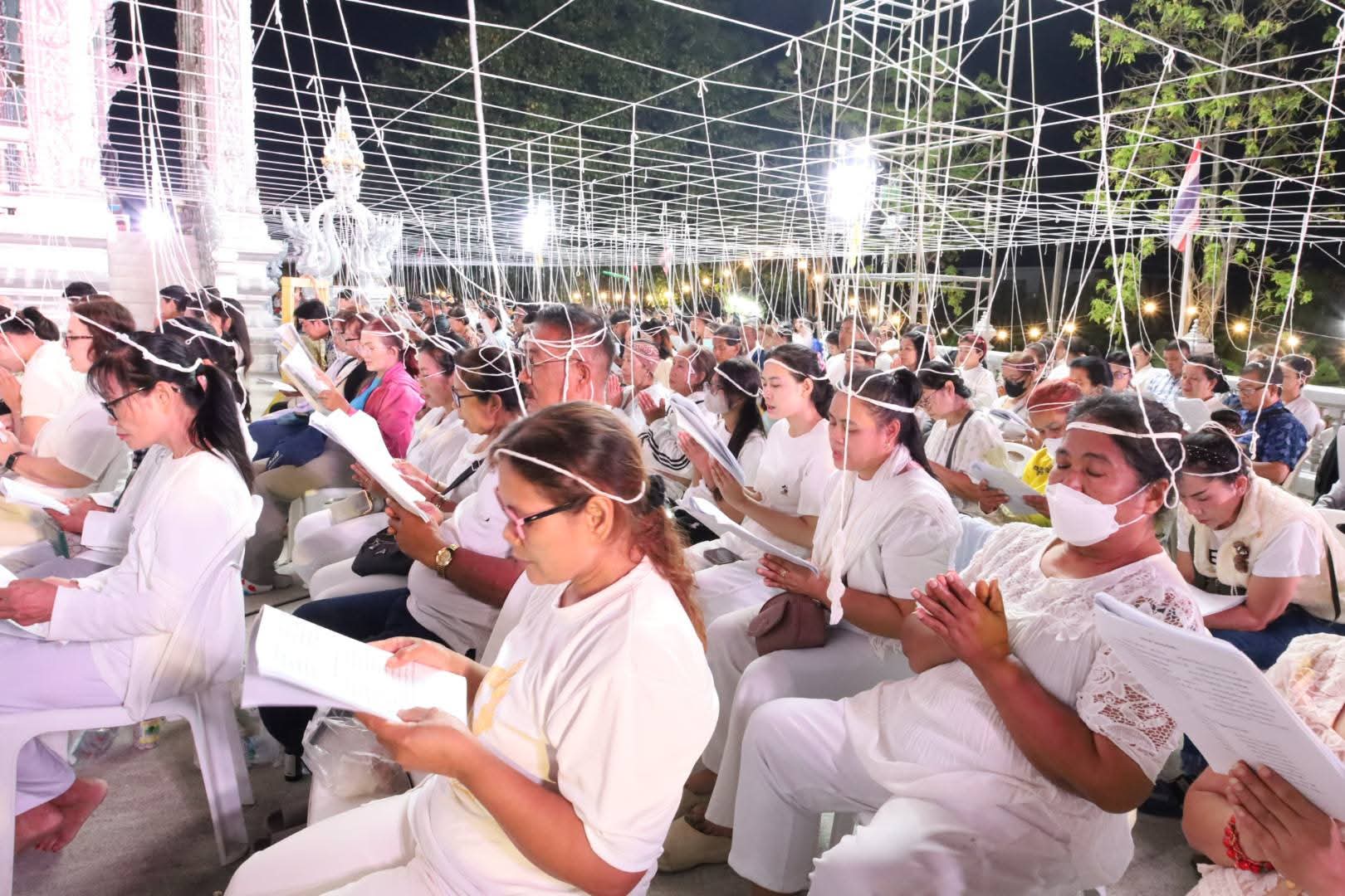 รูปย่อยที่ 4: บรรยากาศการสวดมนต์ข้ามปี