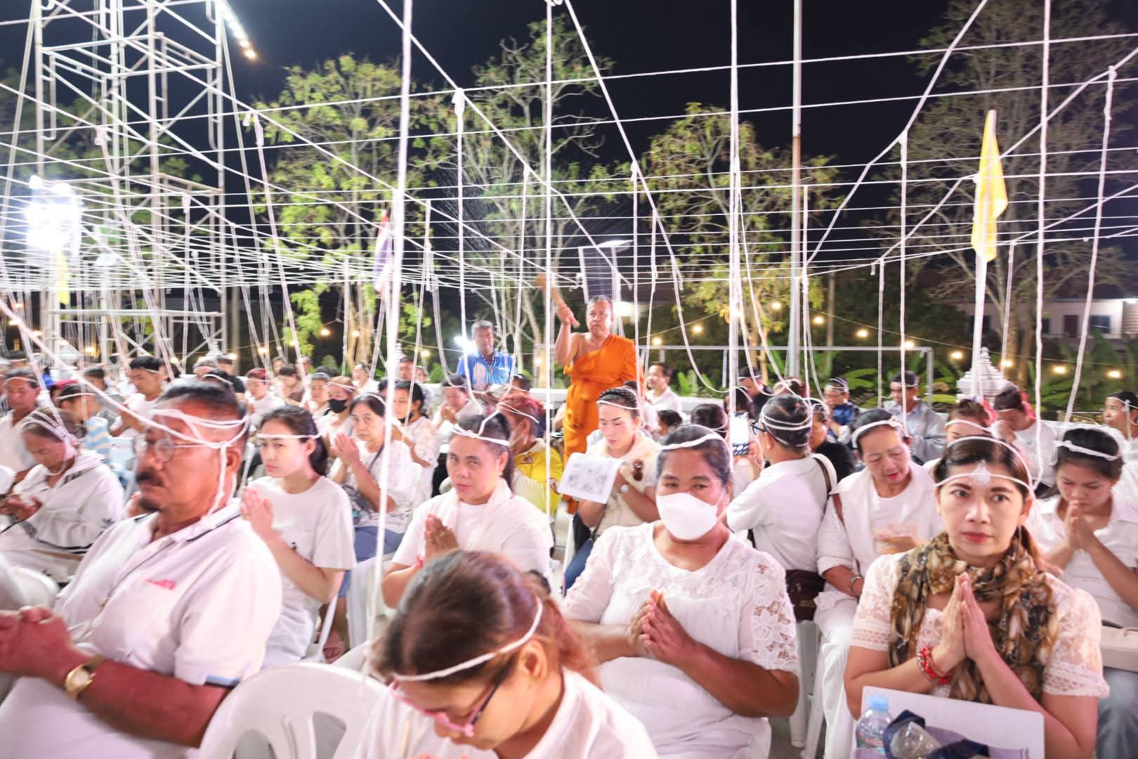 รูปย่อยที่ 5: บรรยากาศการสวดมนต์ข้ามปี