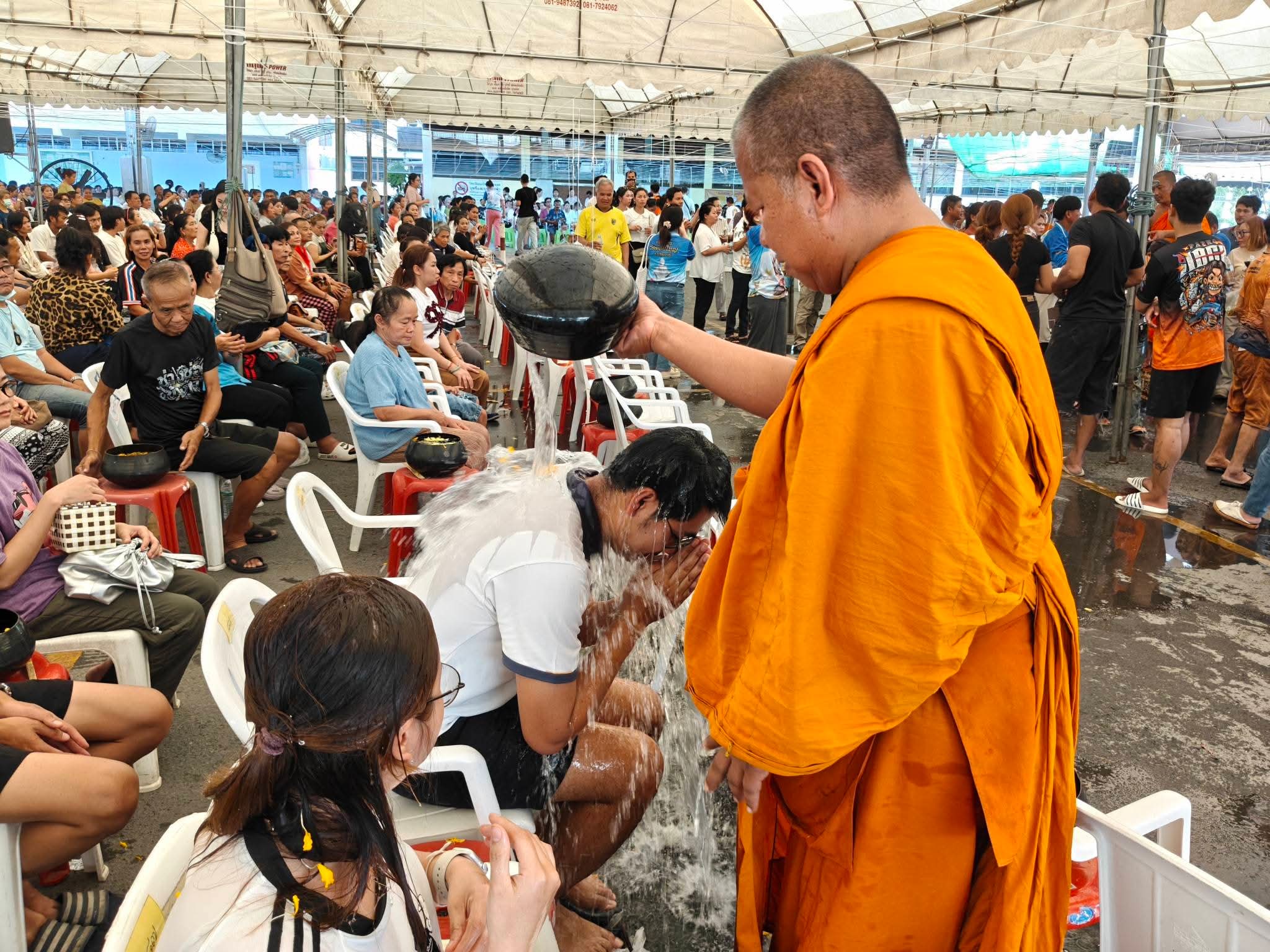 ภาพบรรยากาศในพิธีอาบน้ำมนต์มงคลจักรวาล