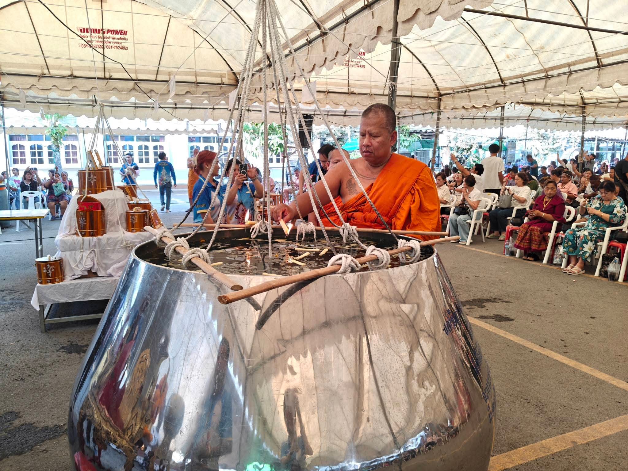 รูปย่อยที่ 2: ภาพบรรยากาศในพิธีอาบน้ำมนต์มงคลจักรวาล