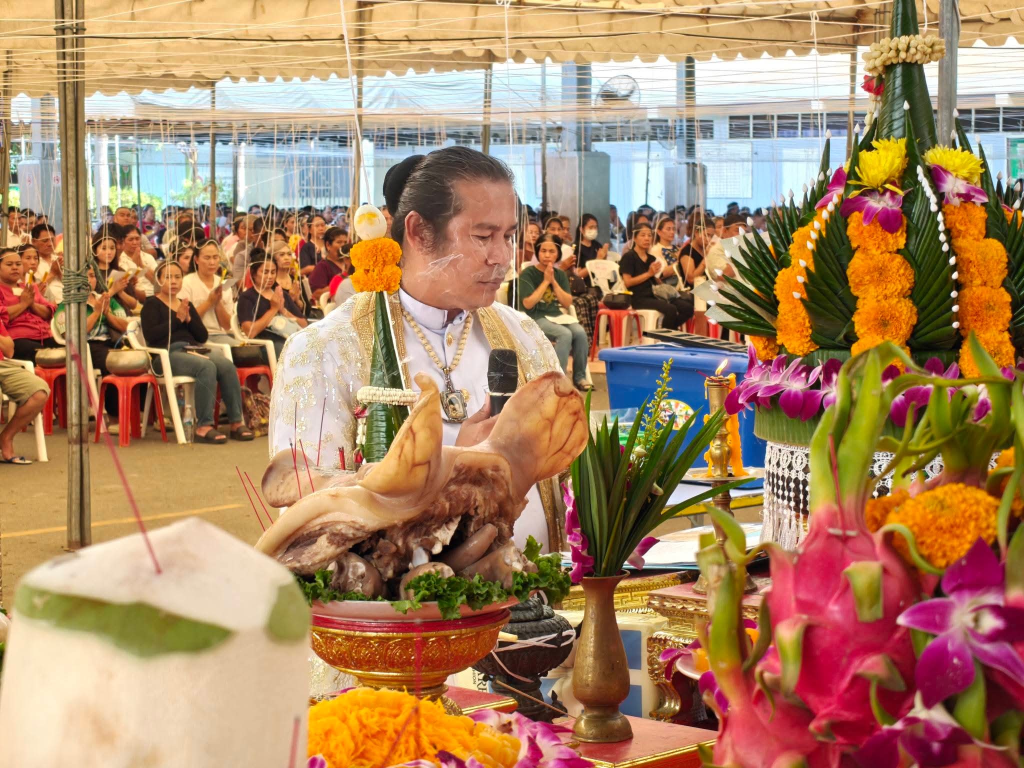 รูปย่อยที่ 3: ภาพบรรยากาศในพิธีอาบน้ำมนต์มงคลจักรวาล