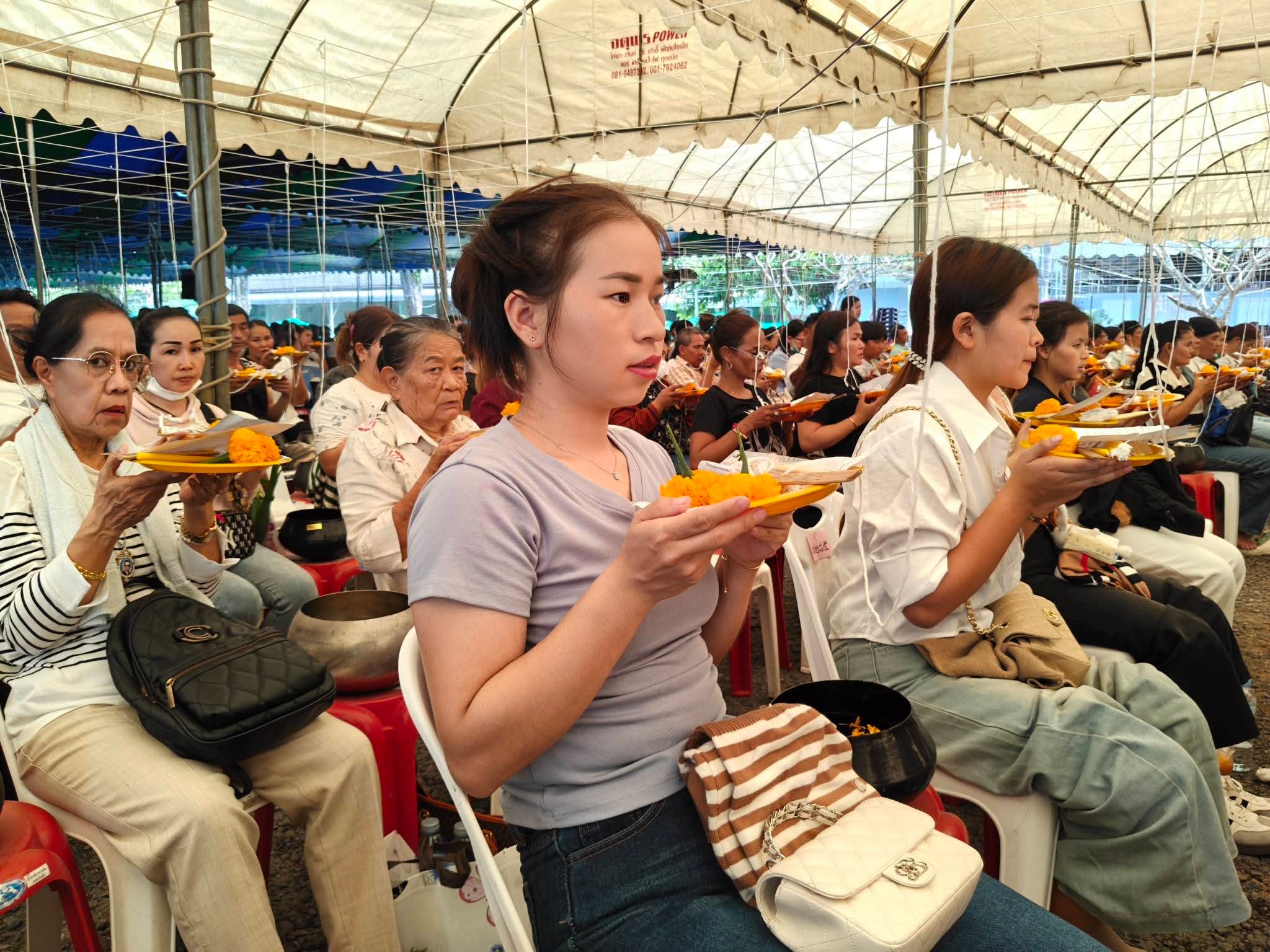 รูปย่อยที่ 4: ภาพบรรยากาศในพิธีอาบน้ำมนต์มงคลจักรวาล