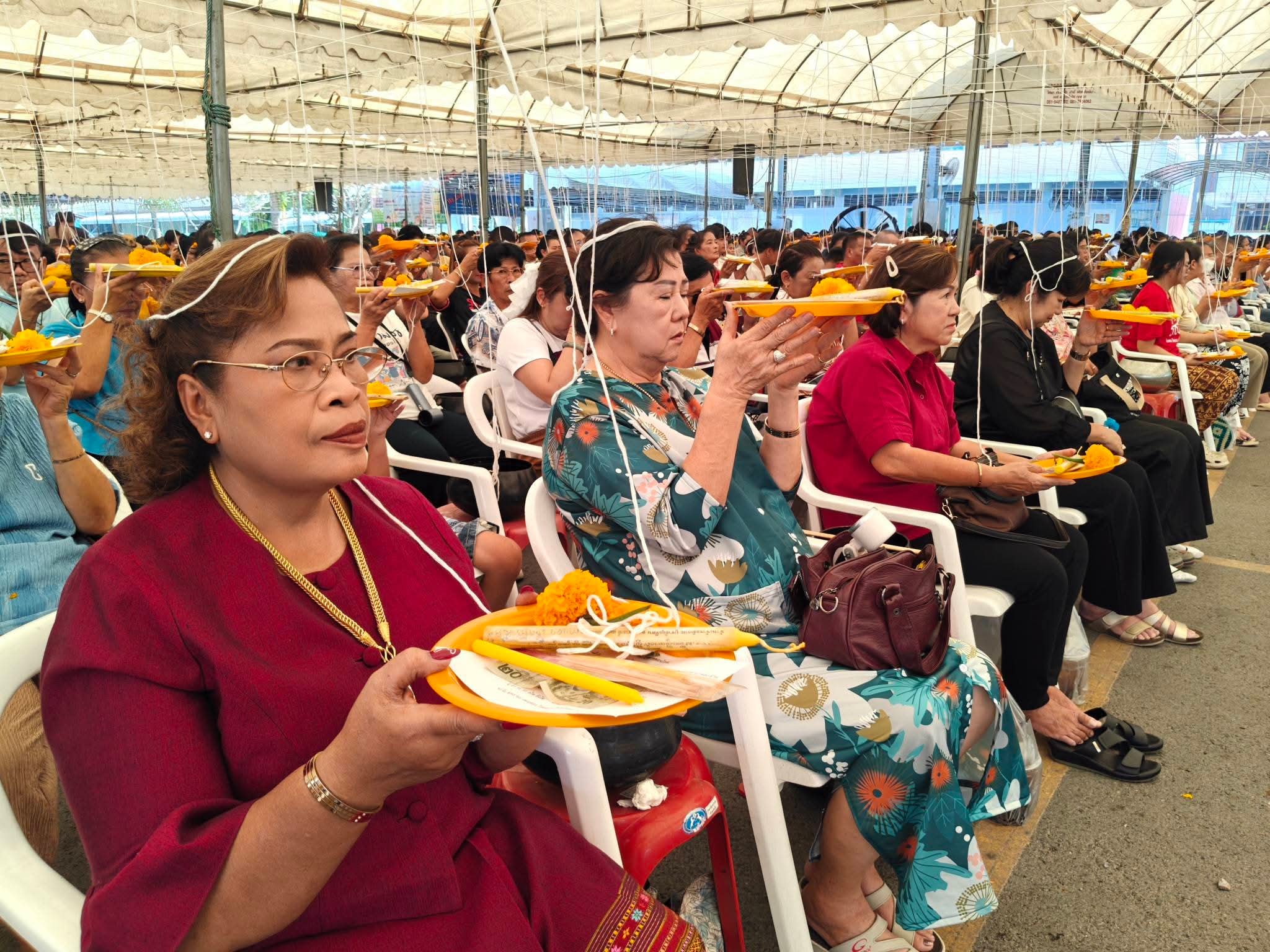 รูปย่อยที่ 5: ภาพบรรยากาศในพิธีอาบน้ำมนต์มงคลจักรวาล
