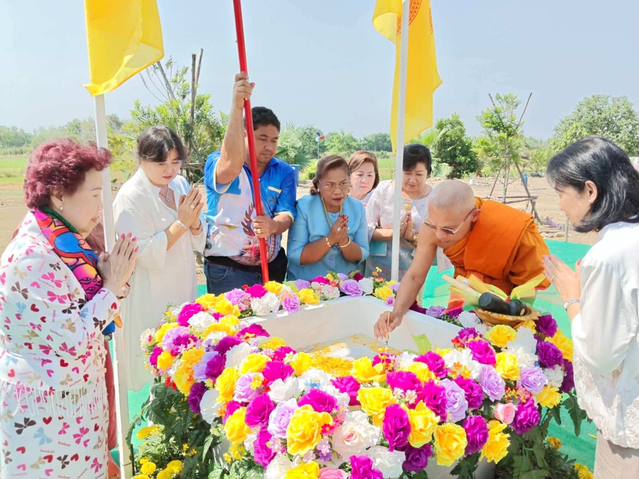 รูปย่อยที่ 3: พิธีวางศิลาฤกษ์ศูนย์ปฎิบัติธรรม