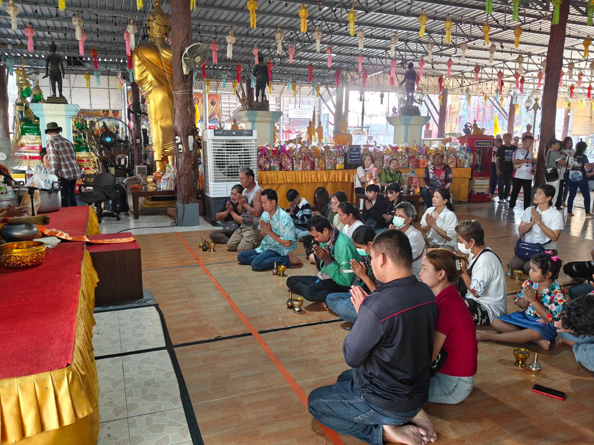 รูปย่อยที่ 2: บรรยากาศการร่วมทำบุญเนื่องในวันมาฆบูชา