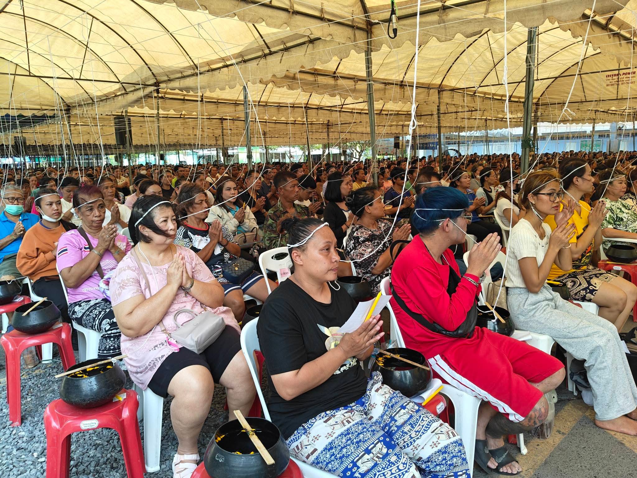 รูปย่อยที่ 2: บรรยากาศพิธีอาบน้ำมนต์มงคลจักรวาล