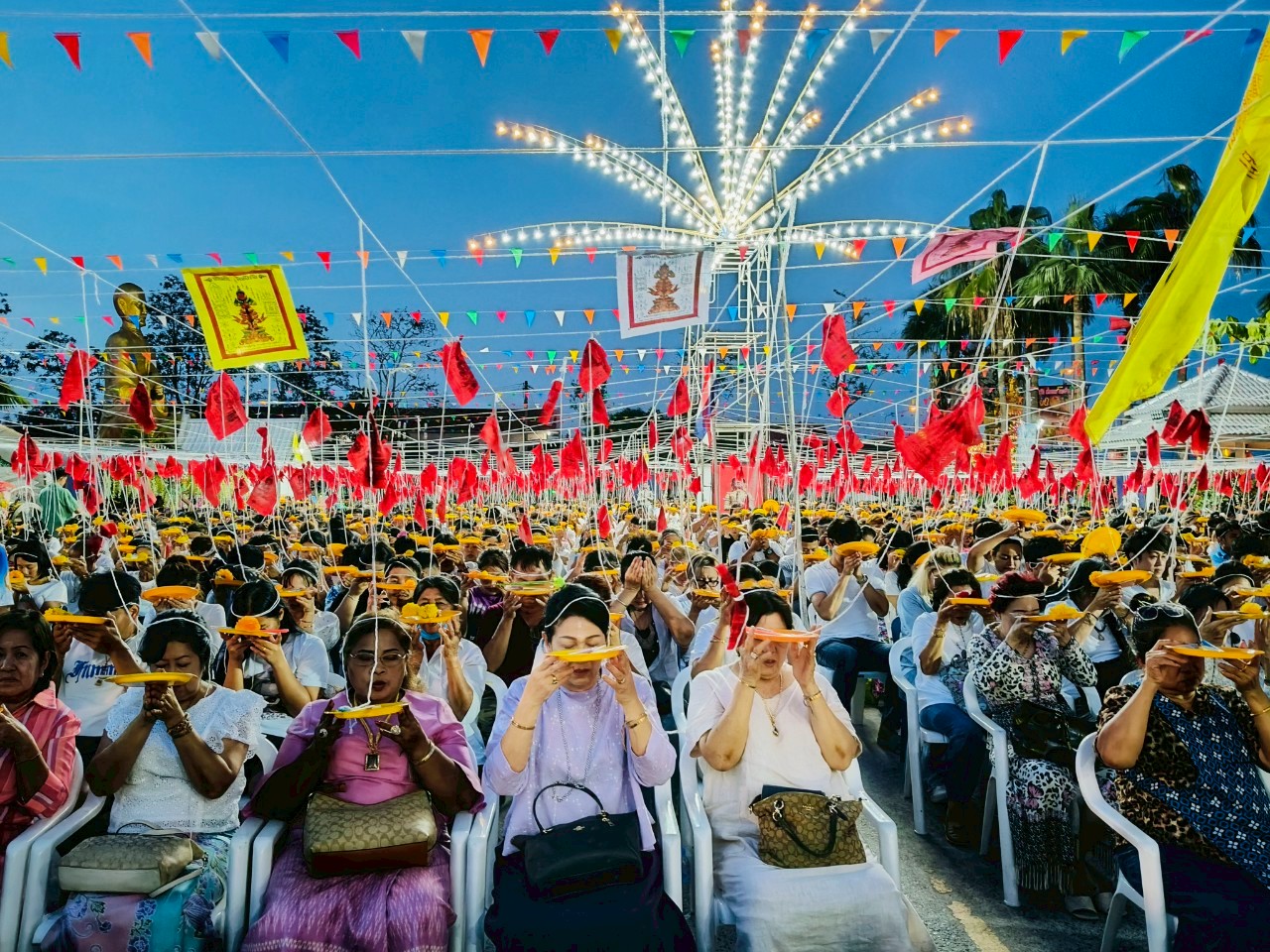 รูปย่อยที่ 4: ภาพบรรยากาศในพิธีสวดภาณยักษ์ใหญ่ต้อนรับปีใหม่ไทย เมื่อวันเสาร์ที่ 5 เดือน 5