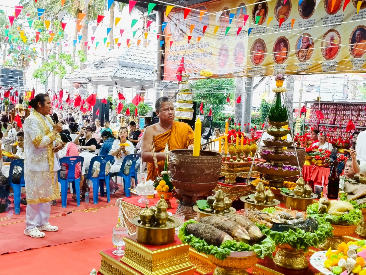 รูปย่อยที่ 5: ภาพบรรยากาศในพิธีสวดภาณยักษ์ใหญ่ต้อนรับปีใหม่ไทย เมื่อวันเสาร์ที่ 5 เดือน 5