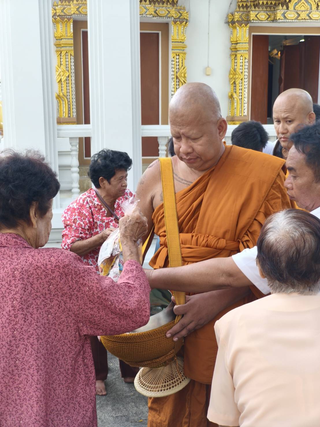 รูปย่อยที่ 4: ตักบาตรเทโวโรหณะ