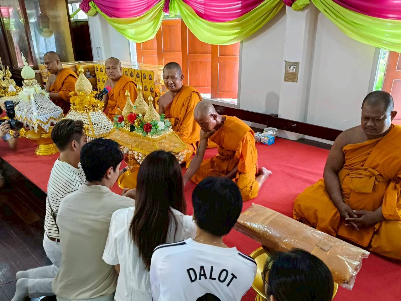 รูปย่อยที่ 3: ทอดกฐินสามัคคี หนึ่งกองหนึ่งหมื่นเจ้าภาพ