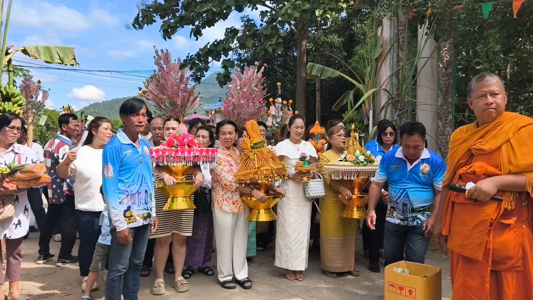 ร่วมบุญทอดกฐินสามัคคี  ที่วัดโพธิ์ชัยบ้านวังอาบช้าง