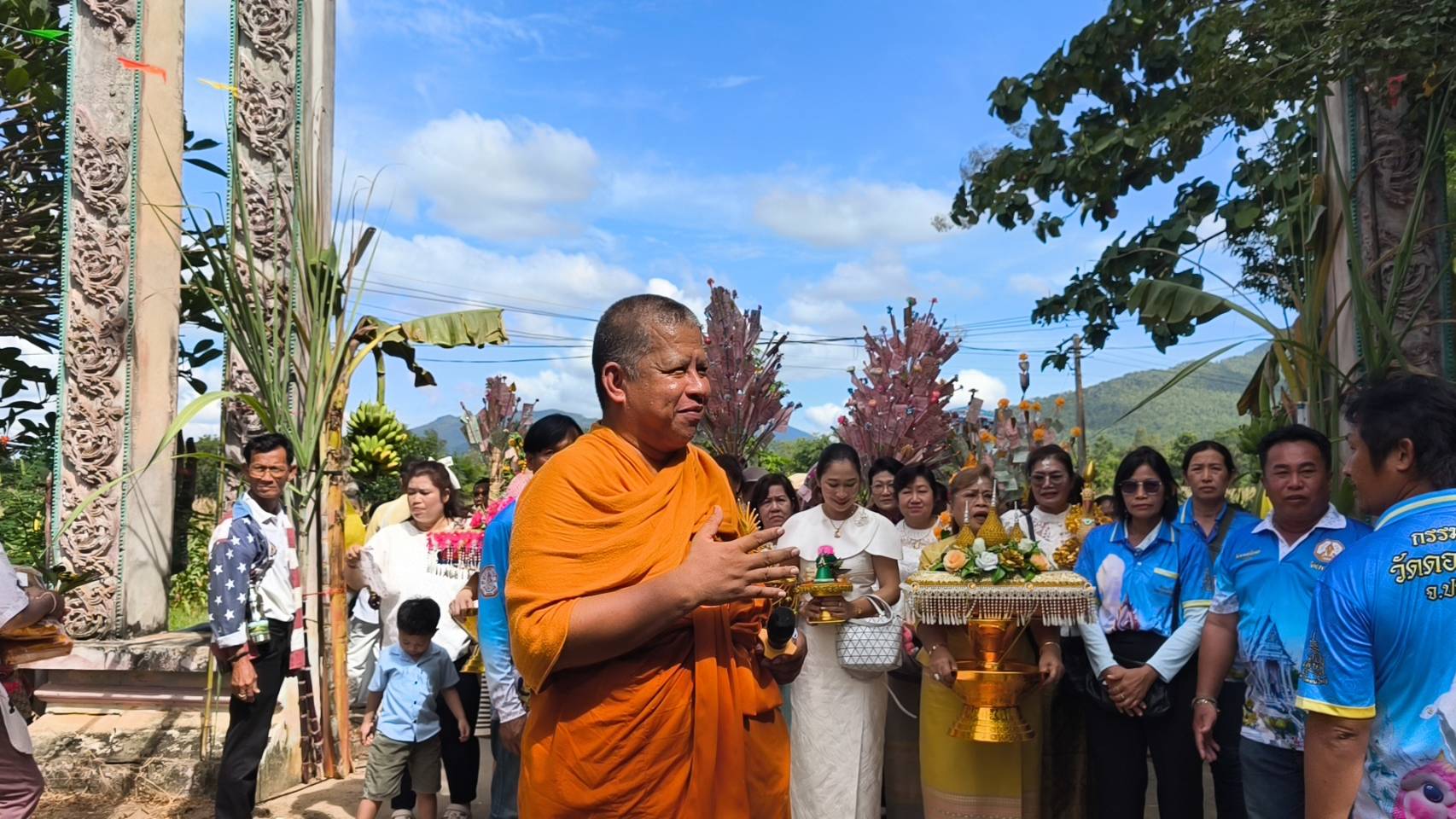 รูปย่อยที่ 2: ร่วมบุญทอดกฐินสามัคคี  ที่วัดโพธิ์ชัยบ้านวังอาบช้าง
