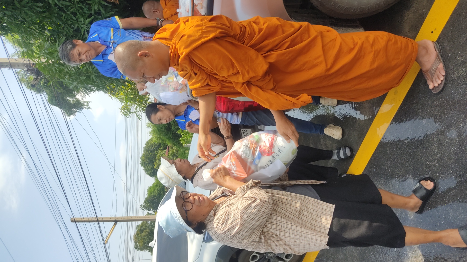 รูปย่อยที่ 2: ช่วยเหลือผู้ประสบอุทกภัย