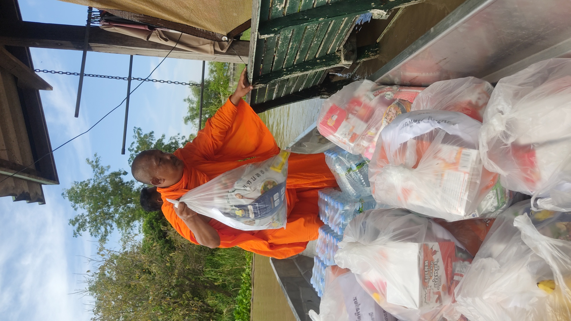 รูปย่อยที่ 3: ช่วยเหลือผู้ประสบอุทกภัย