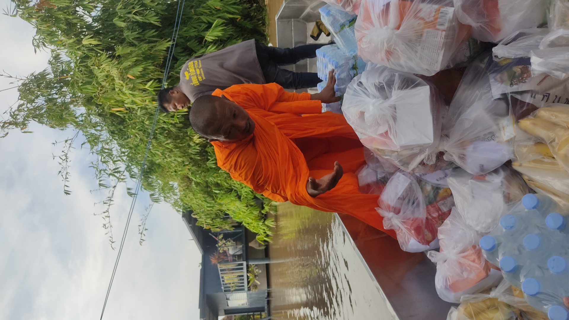 รูปย่อยที่ 4: ช่วยเหลือผู้ประสบอุทกภัย