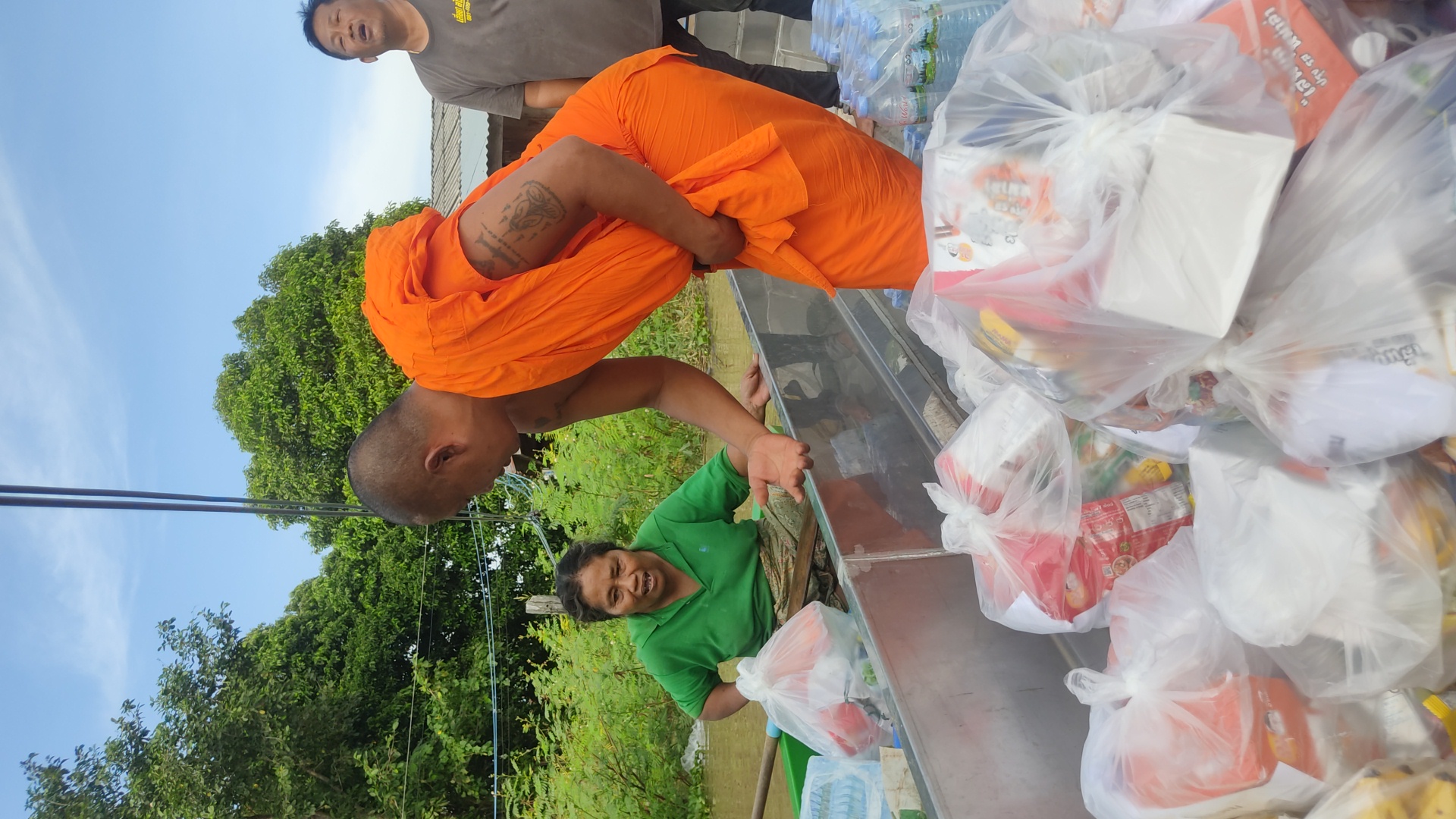 รูปย่อยที่ 5: ช่วยเหลือผู้ประสบอุทกภัย