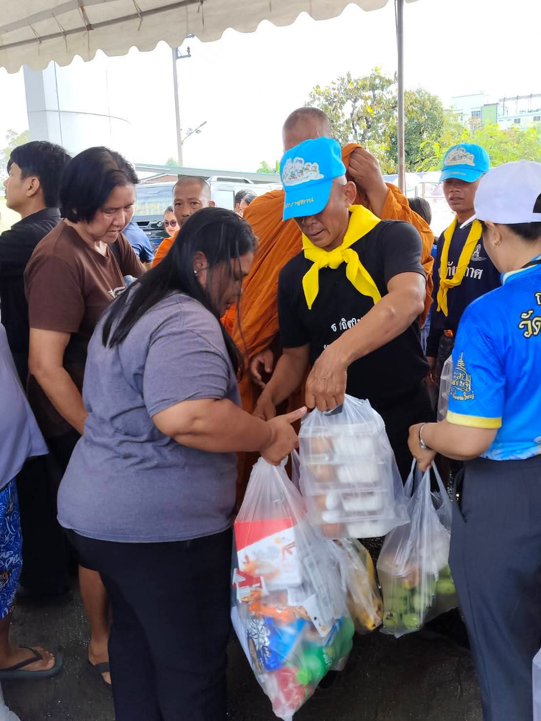 รูปย่อยที่ 2: ช่วยเหลือผู้ประสบอุทกภัย