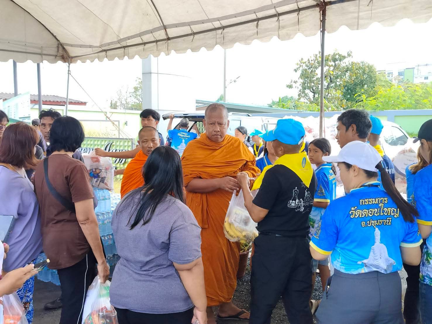 รูปย่อยที่ 4: ช่วยเหลือผู้ประสบอุทกภัย