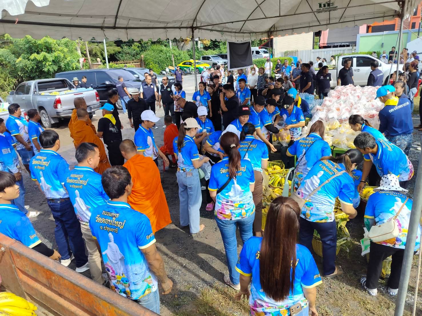 รูปย่อยที่ 5: ช่วยเหลือผู้ประสบอุทกภัย