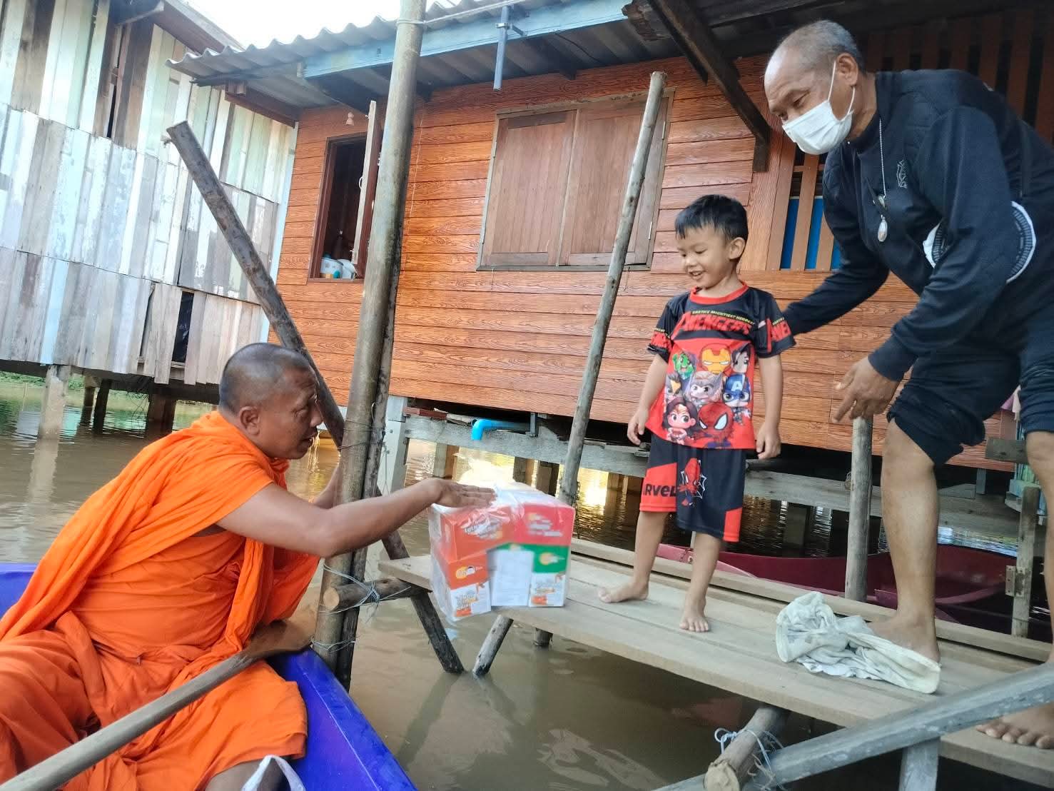 รูปย่อยที่ 2: ช่วยเหลือผู้ประสบอุทกภัย