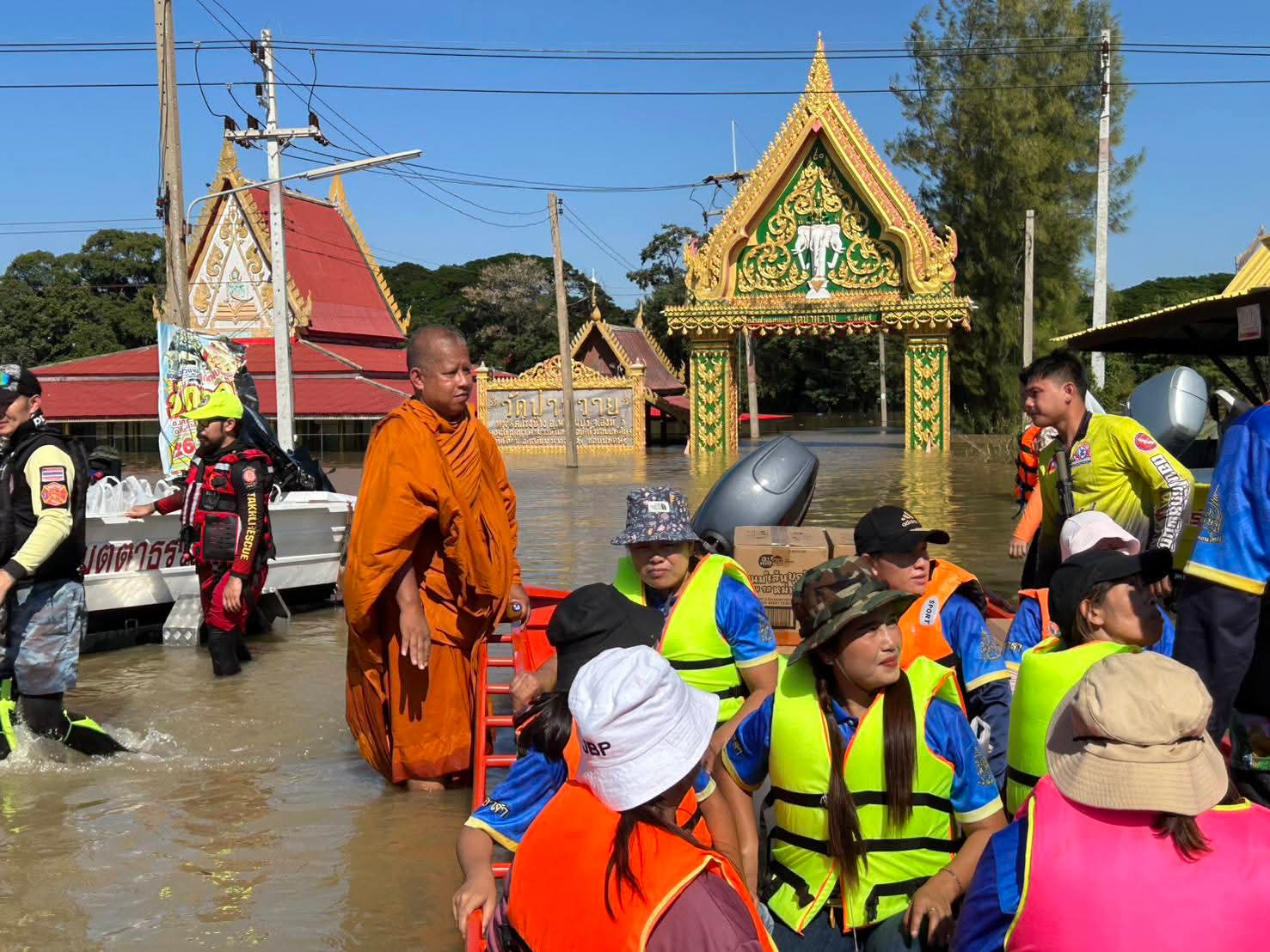 รูปย่อยที่ 3: ช่วยเหลือผู้ประสบอุทกภัย