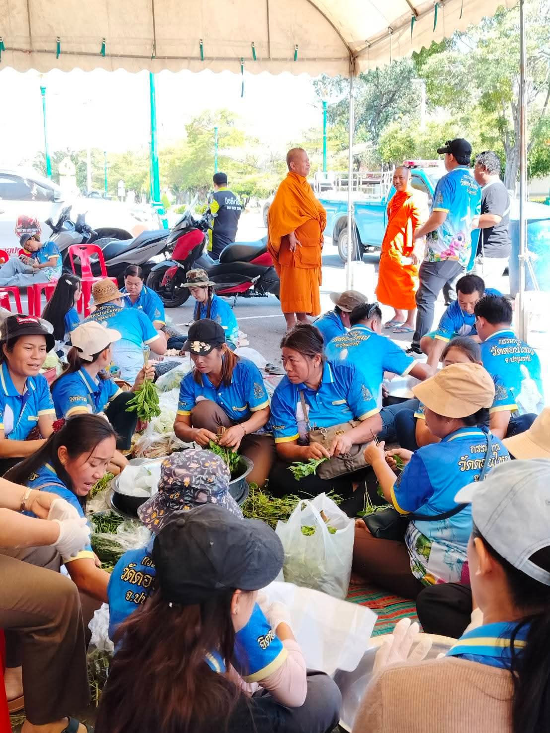 รูปย่อยที่ 4: ช่วยเหลือผู้ประสบอุทกภัย