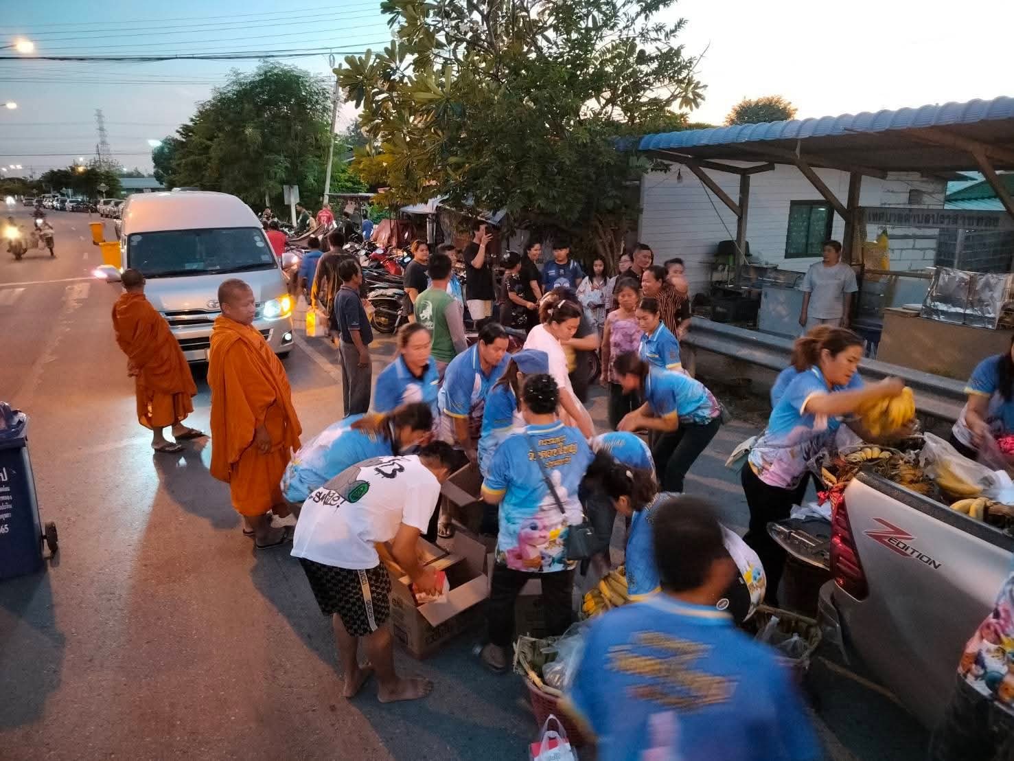 รูปย่อยที่ 5: ช่วยเหลือผู้ประสบอุทกภัย