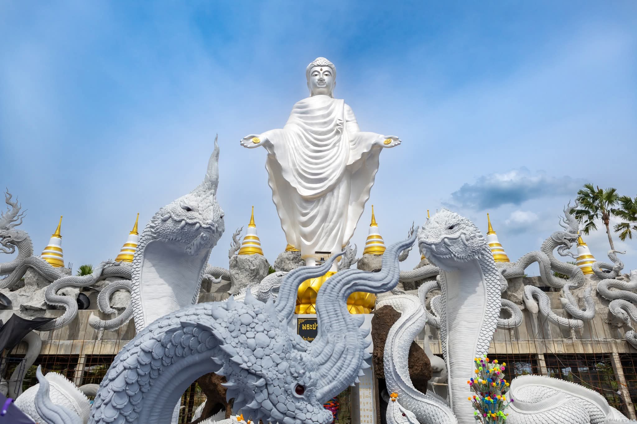 แวะไหว้พระปางเปิดโลก