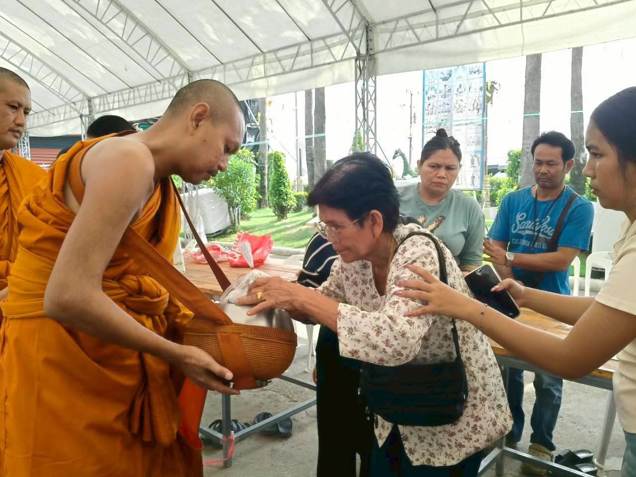 ขอเชิญทุกท่านร่วมตักบาตรข้าวสารอาหารแห้ง