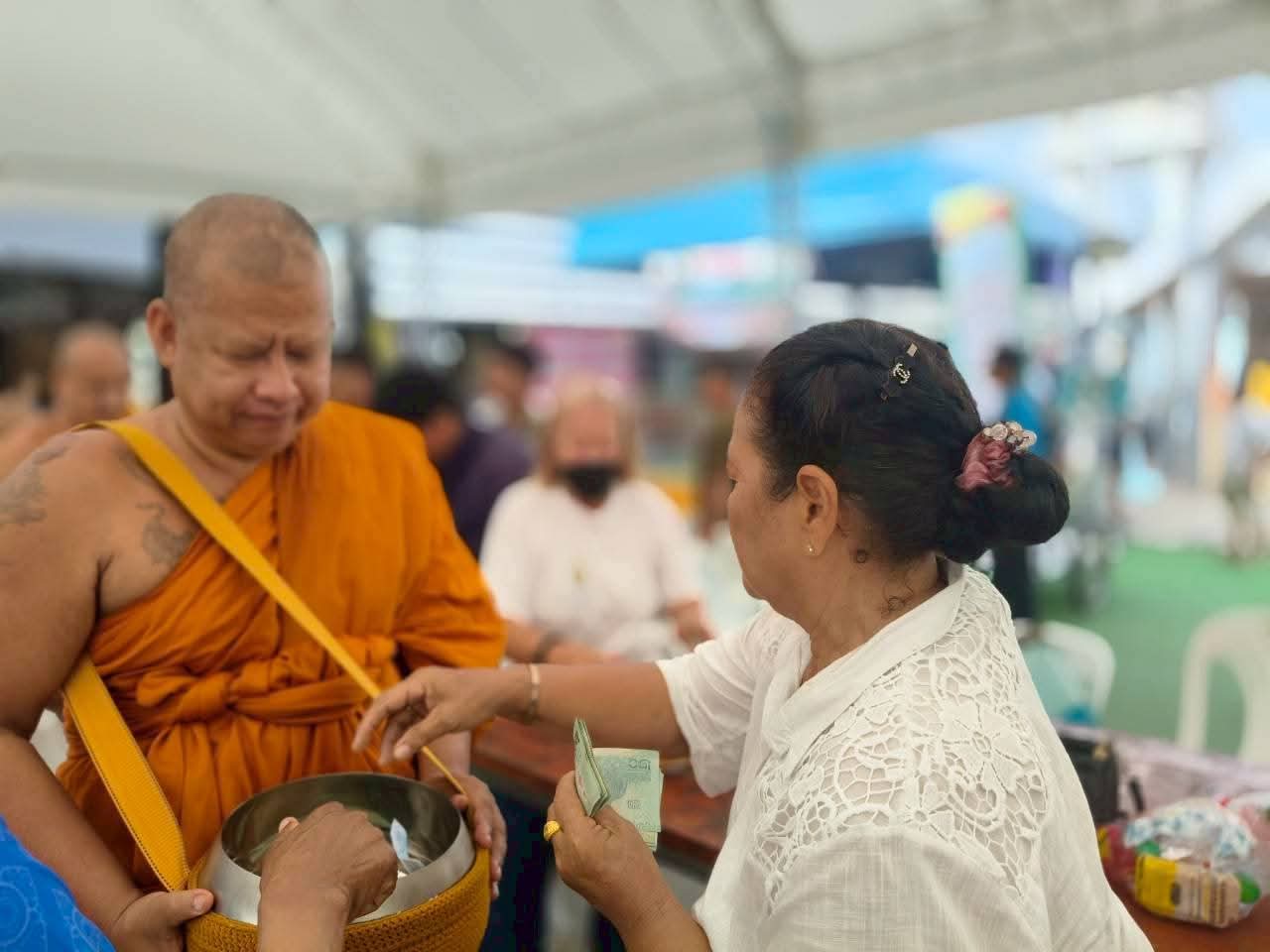 รูปย่อยที่ 2: ขอเชิญทุกท่านร่วมตักบาตรข้าวสารอาหารแห้ง