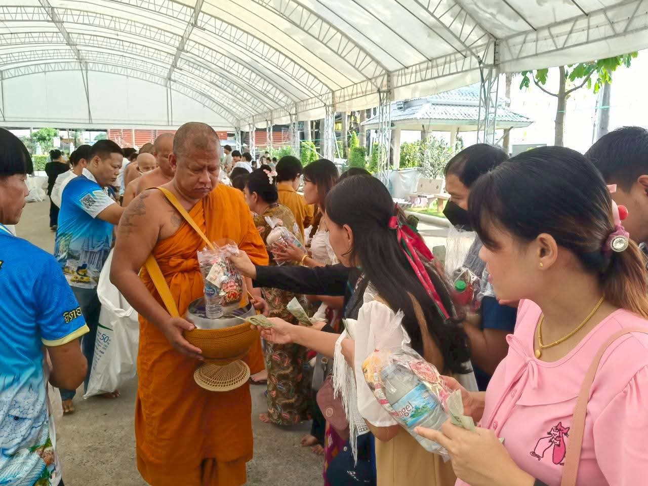 รูปย่อยที่ 3: ขอเชิญทุกท่านร่วมตักบาตรข้าวสารอาหารแห้ง