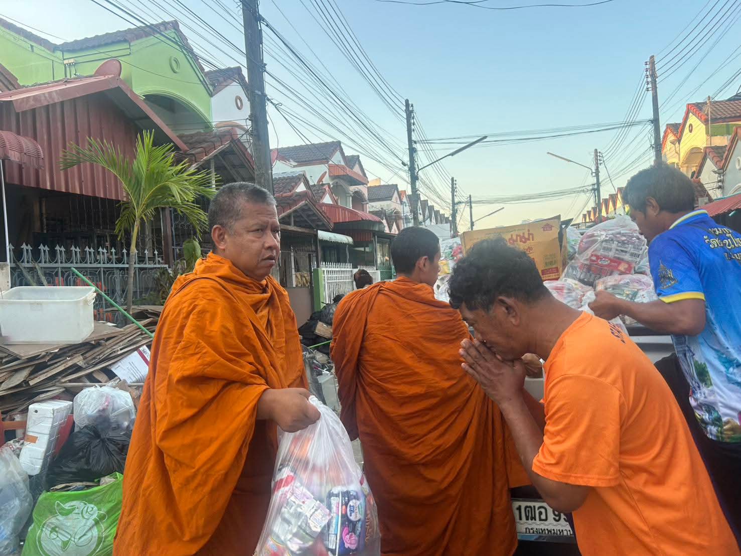 รูปย่อยที่ 2: ช่วยเหลือผู้ประสบภัยน้ำท่วมจังหวัดสงขลา