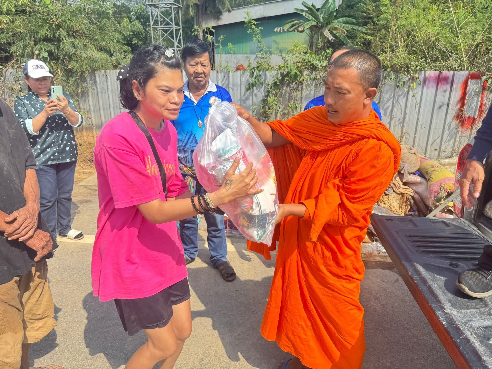 รูปย่อยที่ 3: ช่วยเหลือผู้ประสบภัยน้ำท่วมจังหวัดสงขลา