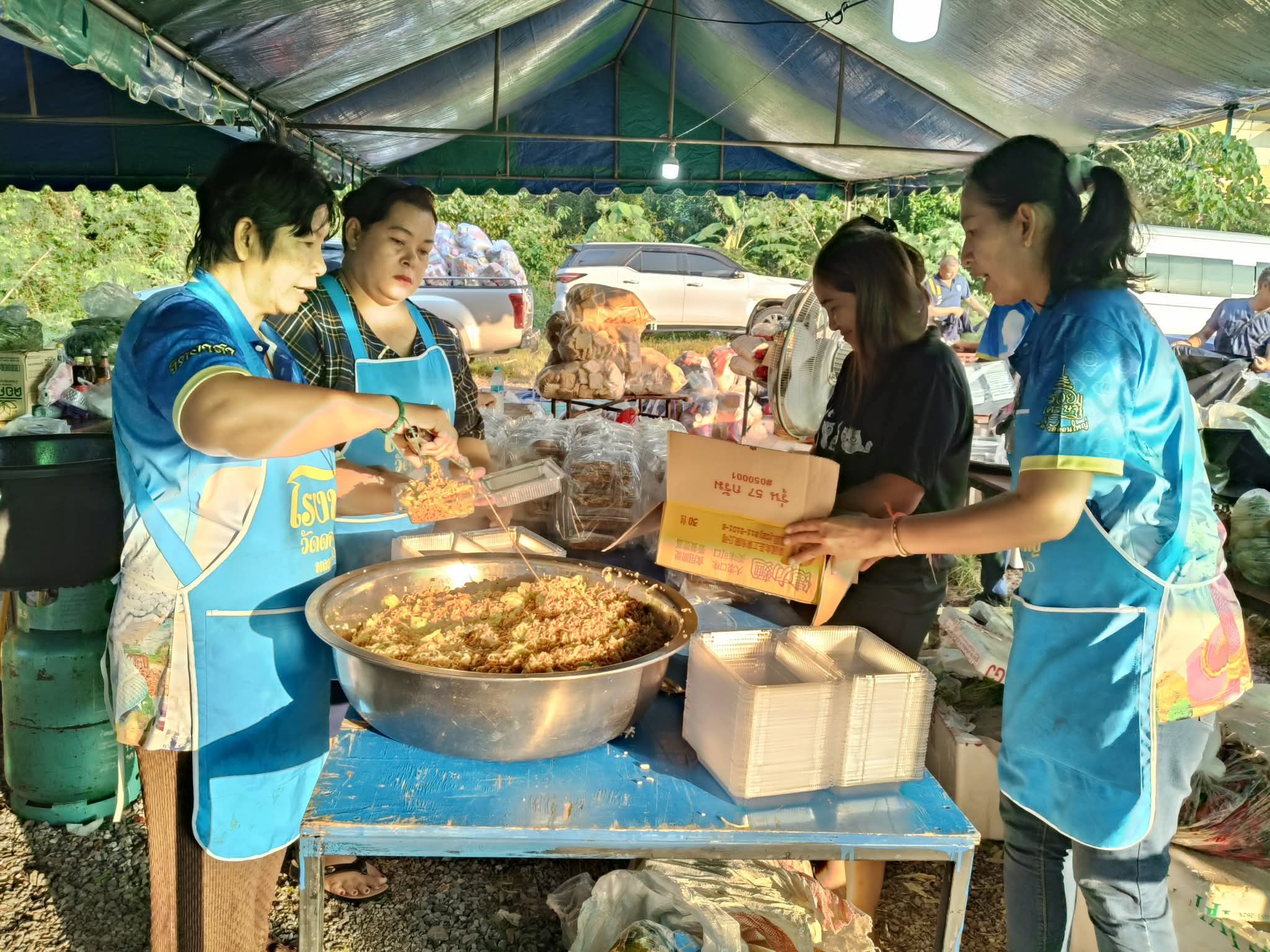 รูปย่อยที่ 4: ช่วยเหลือผู้ประสบภัยน้ำท่วมจังหวัดสงขลา