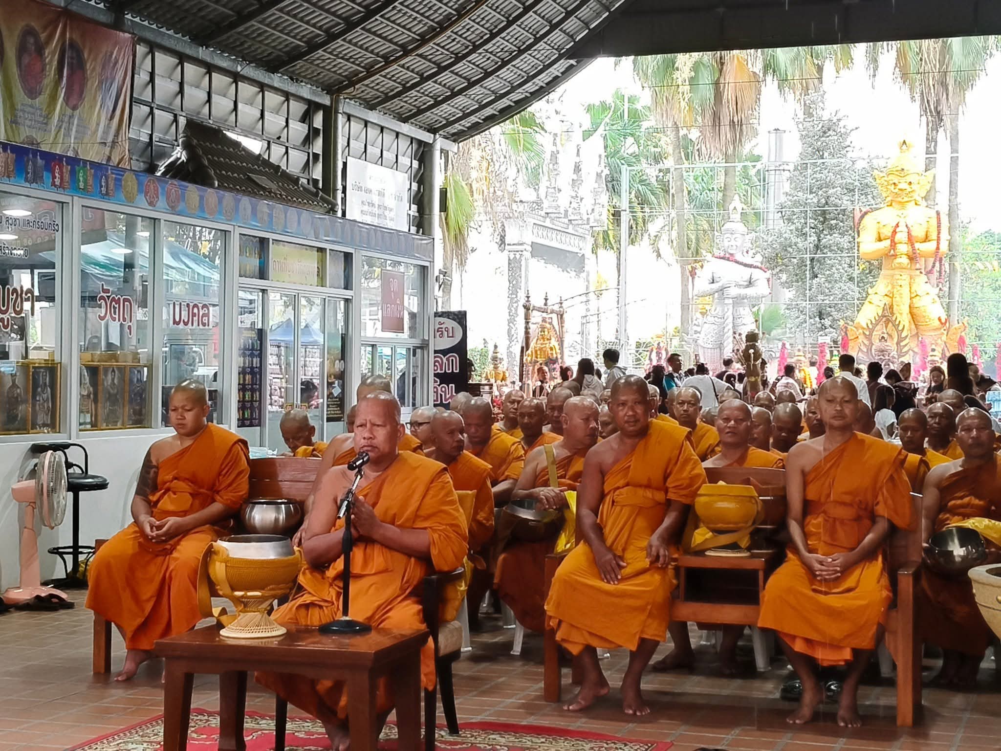 รูปย่อยที่ 2: ภาพบรรยากาศการทำบุญใส่บาตรข้าวสารอาหารแห้ง