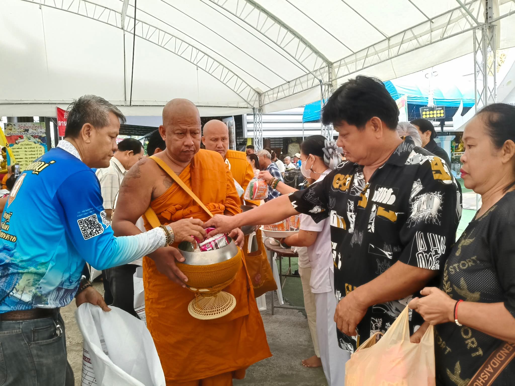 รูปย่อยที่ 3: ภาพบรรยากาศการทำบุญใส่บาตรข้าวสารอาหารแห้ง