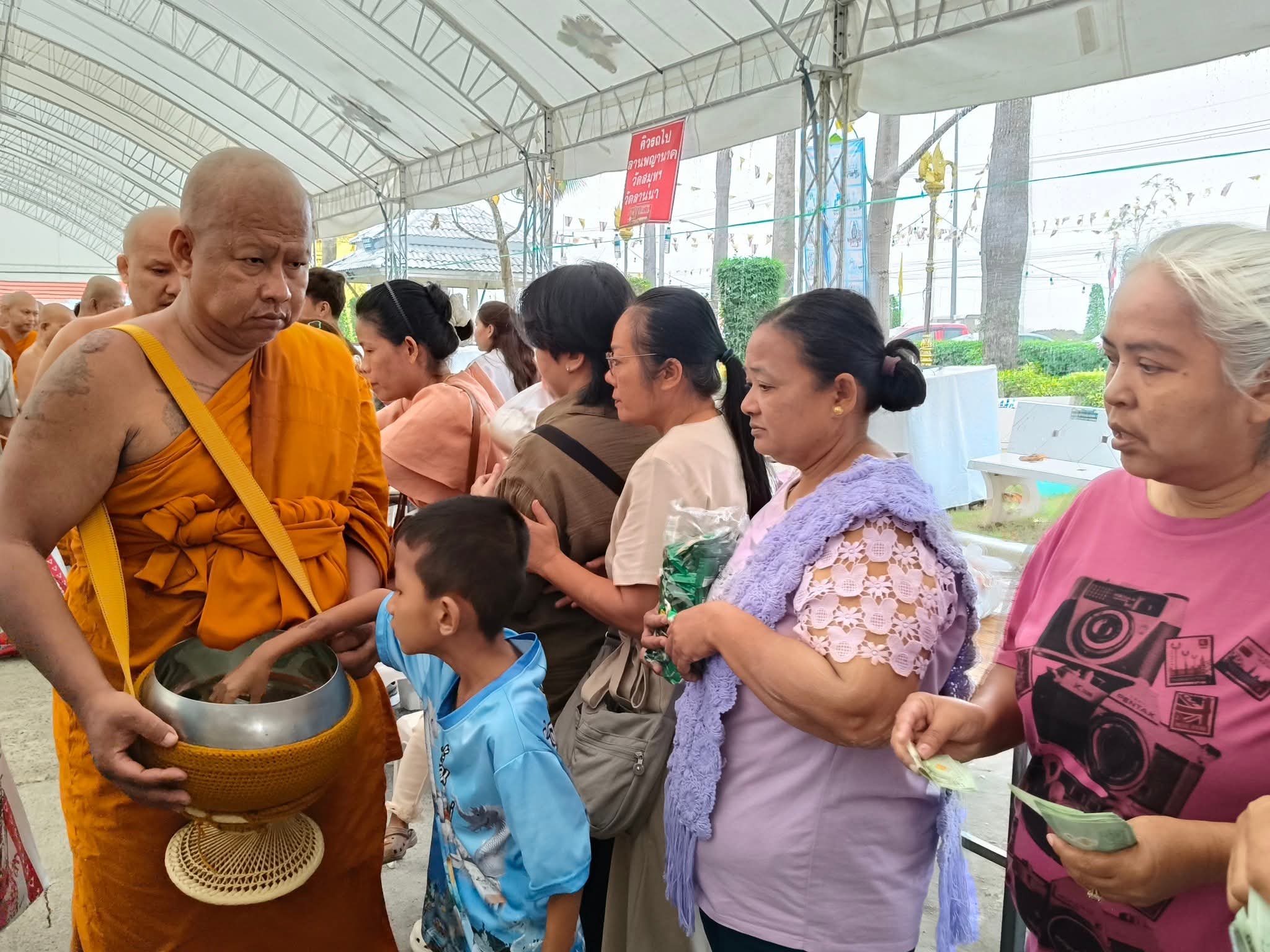 รูปย่อยที่ 4: ภาพบรรยากาศการทำบุญใส่บาตรข้าวสารอาหารแห้ง
