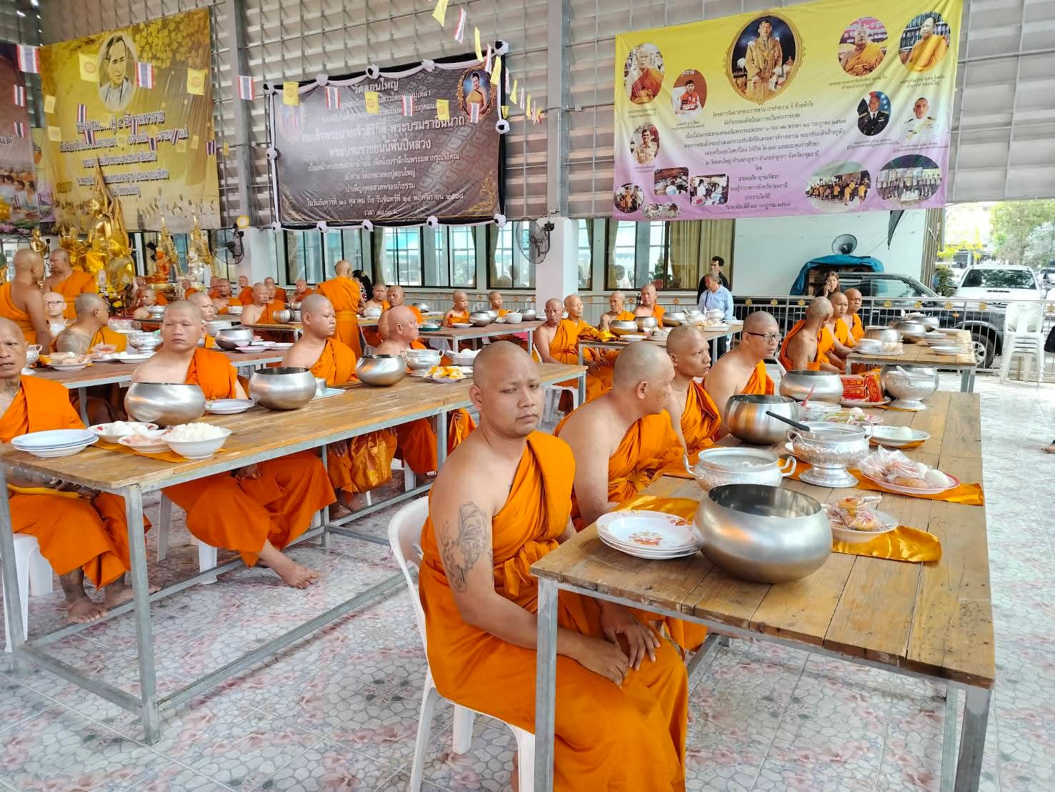 พิธีใส่บาตรฉลองพระบวชใหม่ และไถ่ชีวิตโคกระบือ