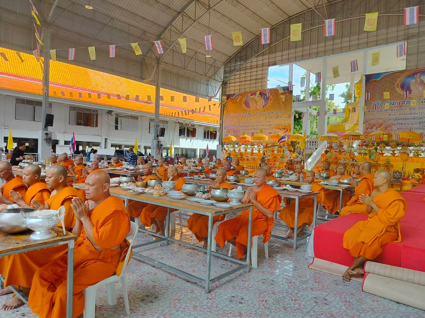 รูปย่อยที่ 4: พิธีใส่บาตรฉลองพระบวชใหม่ และไถ่ชีวิตโคกระบือ