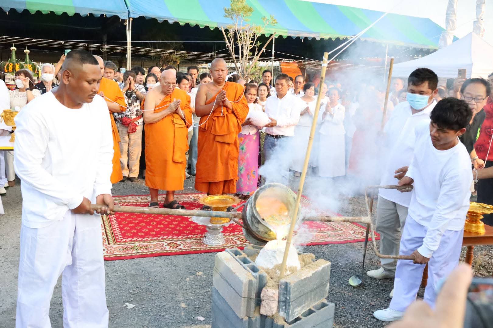 รูปย่อยที่ 2: ภาพบรรยากาศพิธีเททองหล่อ