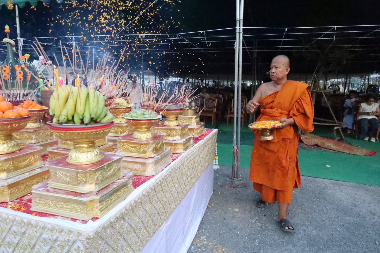 รูปย่อยที่ 4: ภาพบรรยากาศพิธีเททองหล่อ