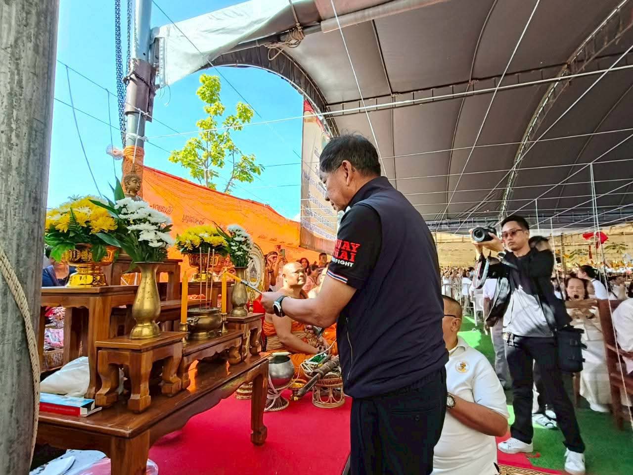 รูปย่อยที่ 4: รับมอบเงินอุดหนุนเพื่อก่อสร้างอาคารปฏิบัติธรรม