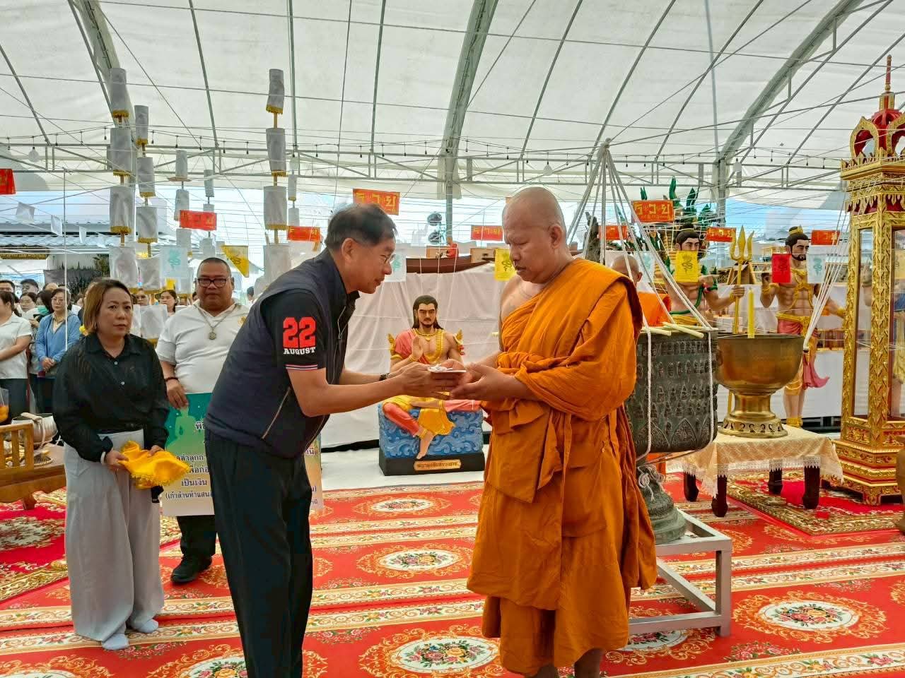 รูปย่อยที่ 5: รับมอบเงินอุดหนุนเพื่อก่อสร้างอาคารปฏิบัติธรรม